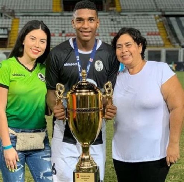 Christian Makoun Age, Nationality, Ethnicity, Parents, Wiki, Stats, FIFA, Transfermrkt, Salary, Net Worth, Girlfriend, Wife, Instagram