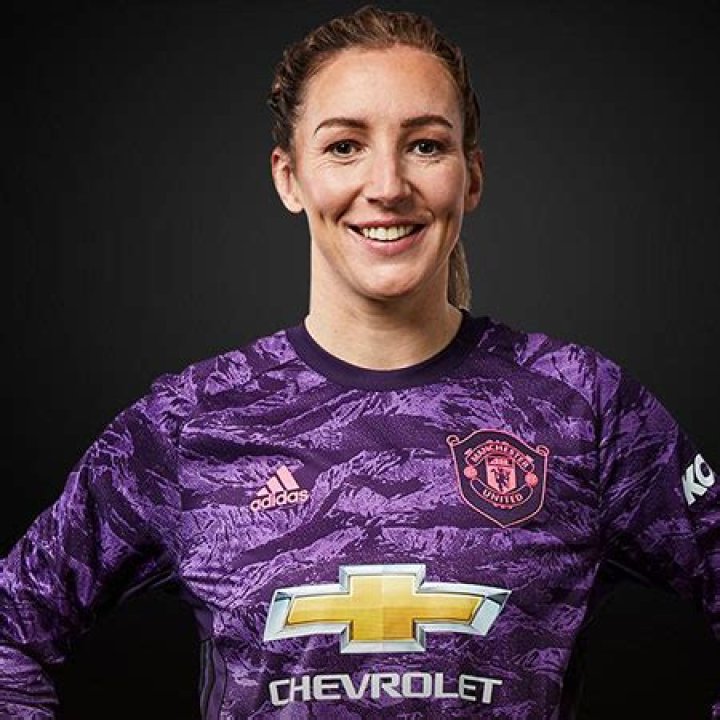 England football international, Siobhan Chamberlain is married to her husband, Leigh Moore. How much is her net worth and salary?