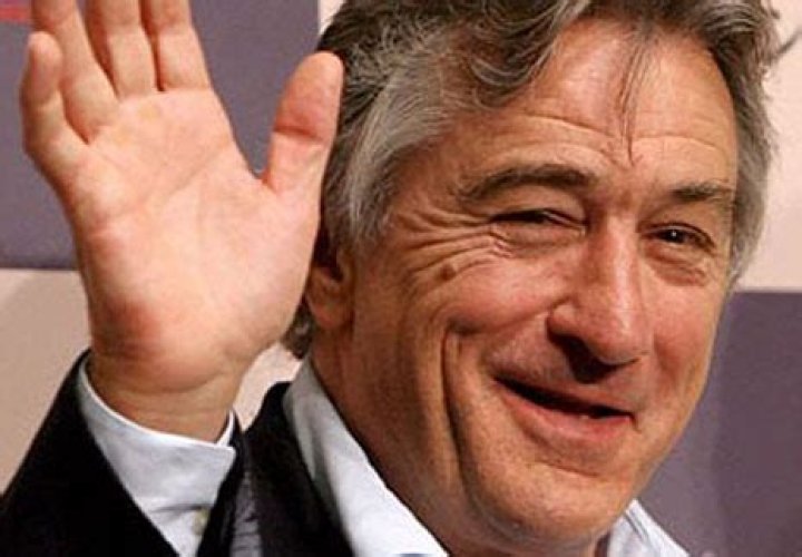 Is Robert De Niro Right or Left-Handed?