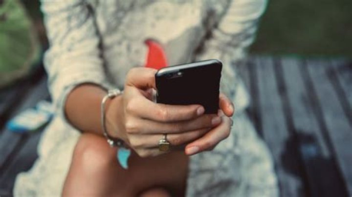 The Only 5 Times You Can Break Up Via Text, Relationship Experts Say