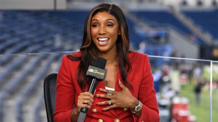 The popular female sportscaster, Dionne Miller earns around $530,000 as a salary and is married to Ray Crawford